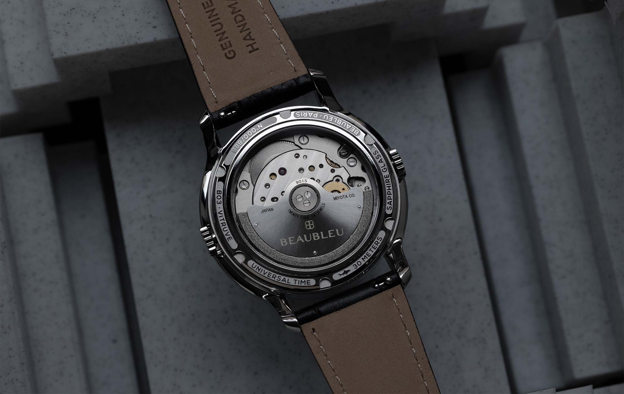 Fond de boite de montre aux aiguilles rondes vitruve GMT Beaubleu Paris