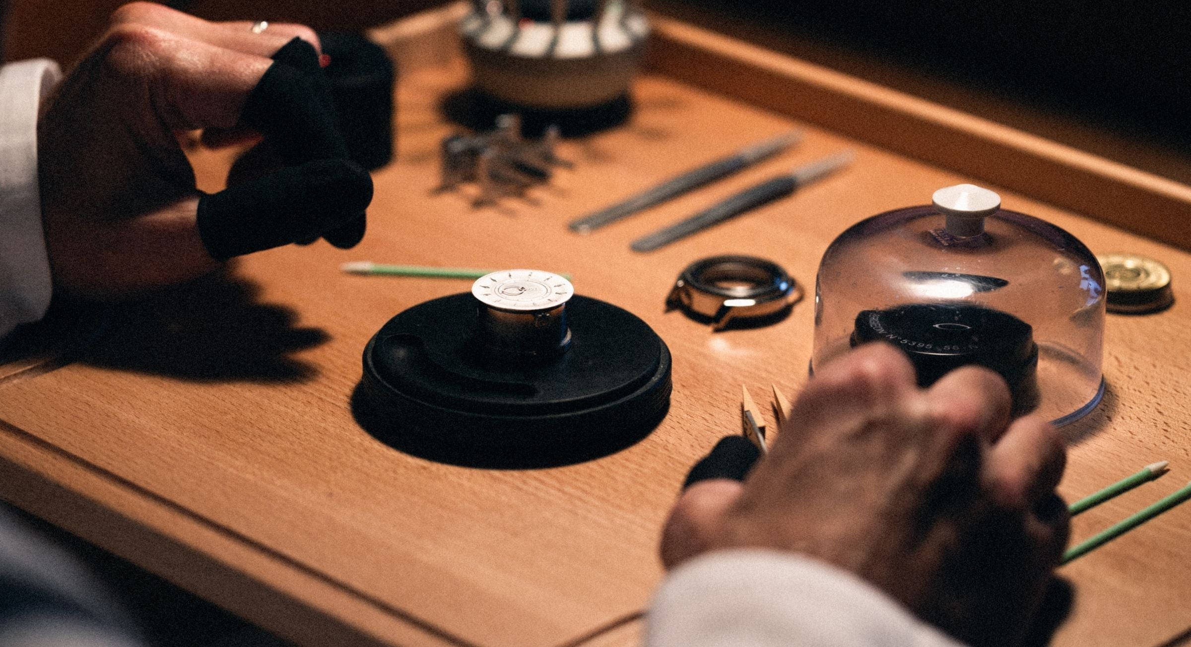 Horloger qui assemble une montre de la collection La Pièce