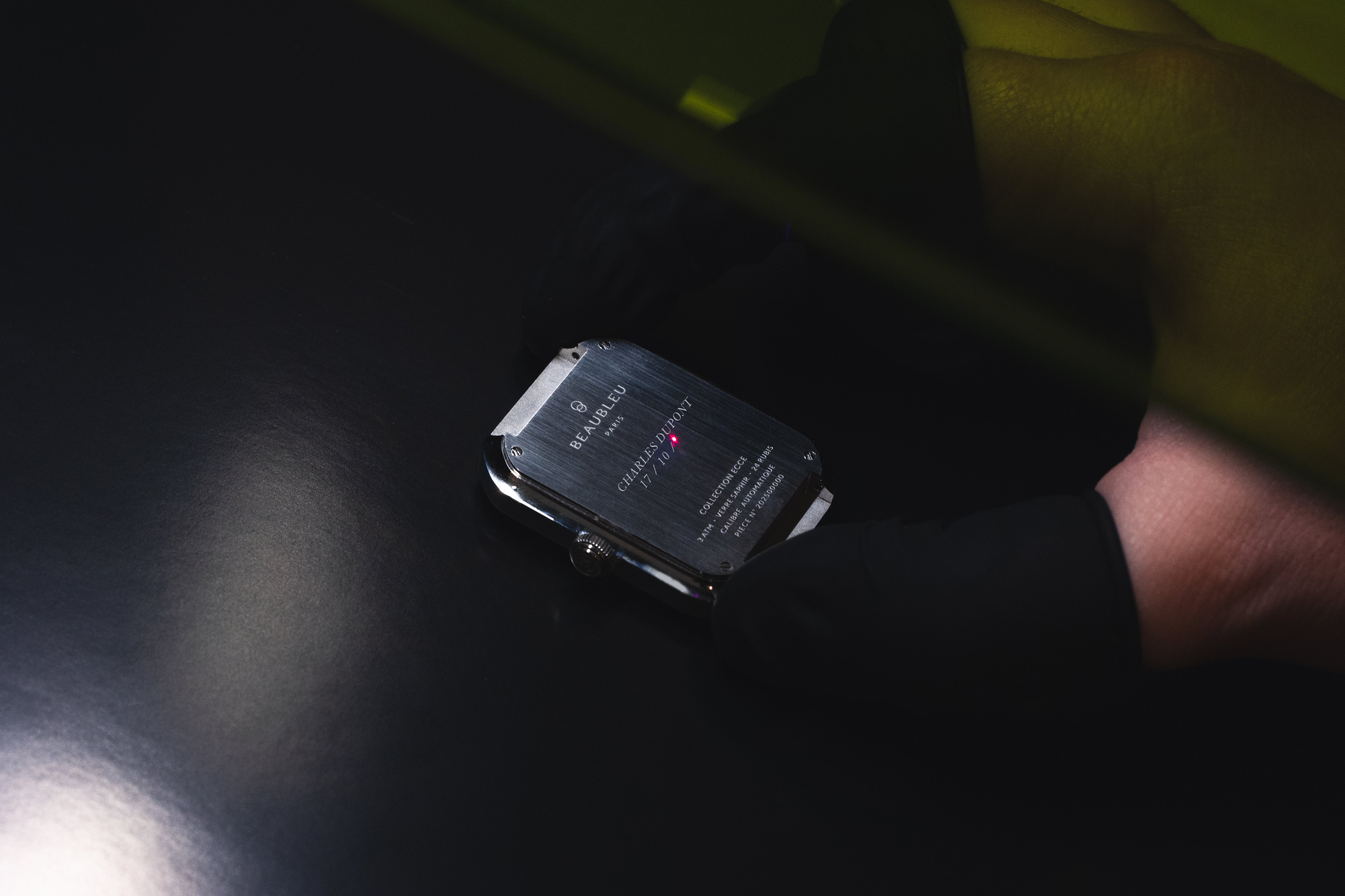 Gravure laser fond de boite montre