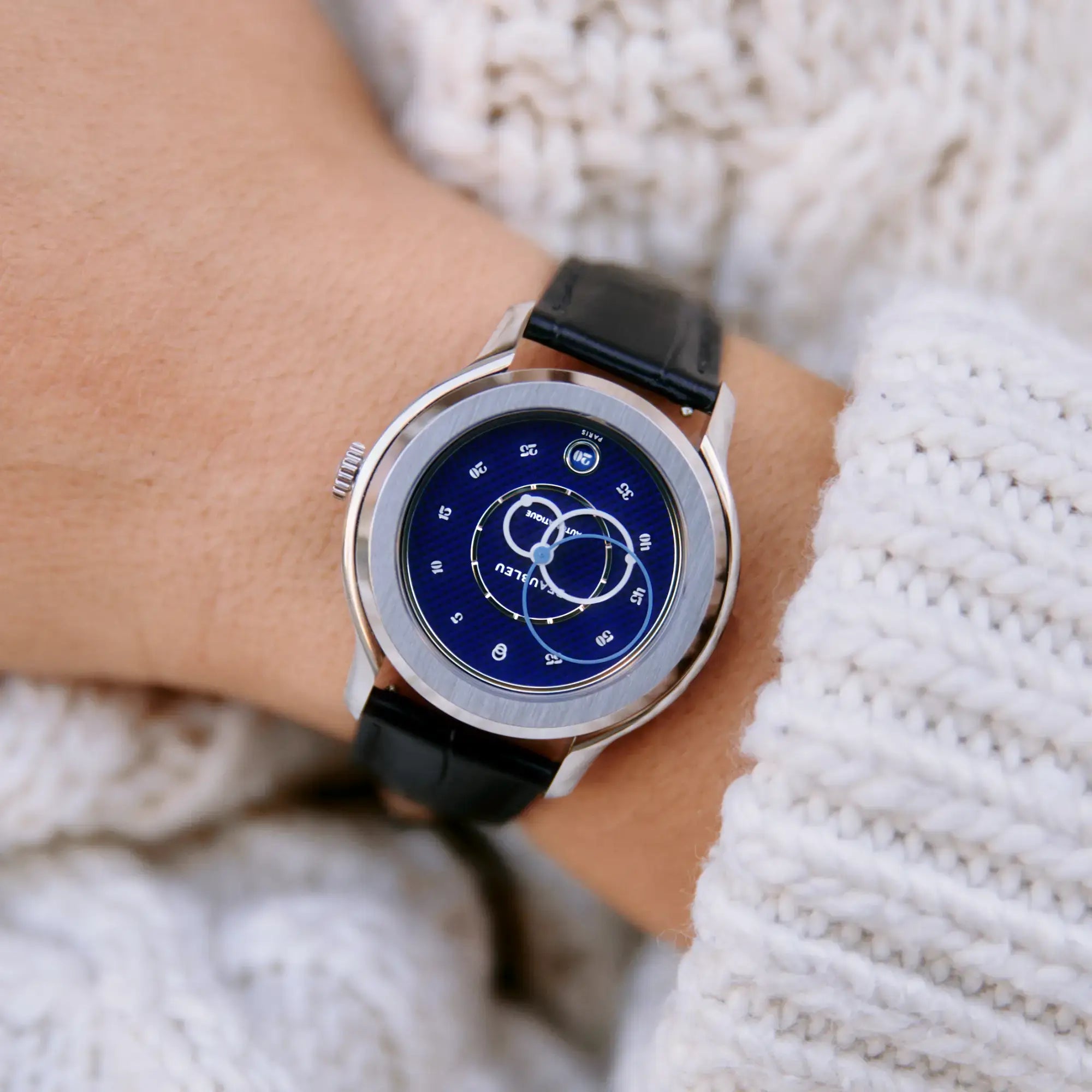 Femme portant une Beaubleu Ecce Smalt et un pull blanc en laine