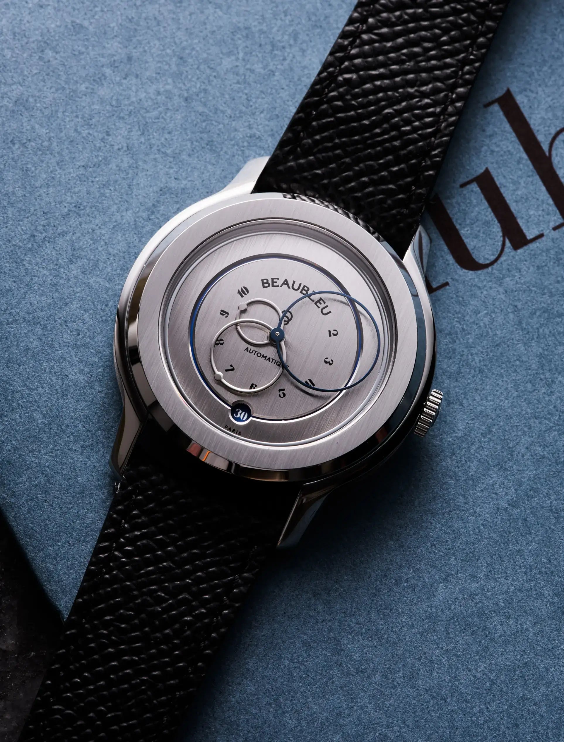 Nature morte Ecce Vesperal sur bracelet grainé noir