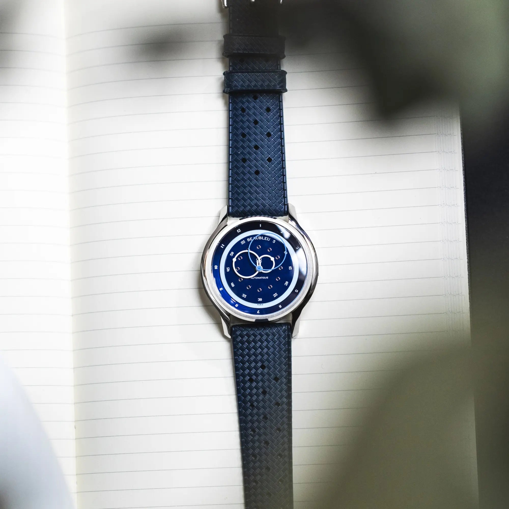 montre beaubleu GMT bleu sur carnet de note 