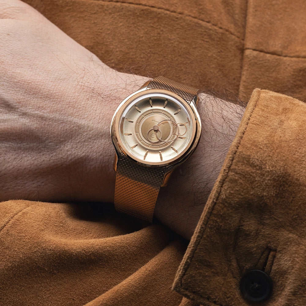 Montre Beaubleu La Pièce cadran or rose avec bracelet acier portée au poignet
