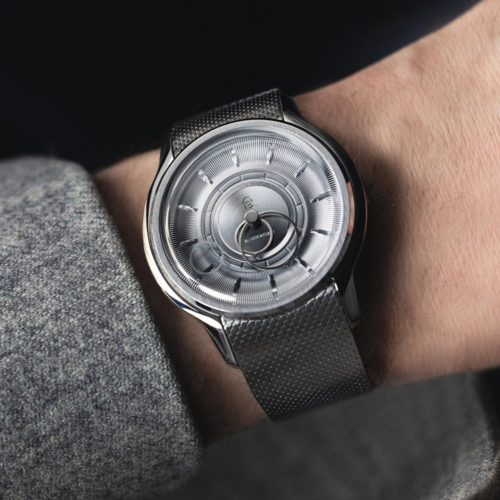 Montre Beaubleu La Pièce cadran acier avec bracelet acier portée au poignet