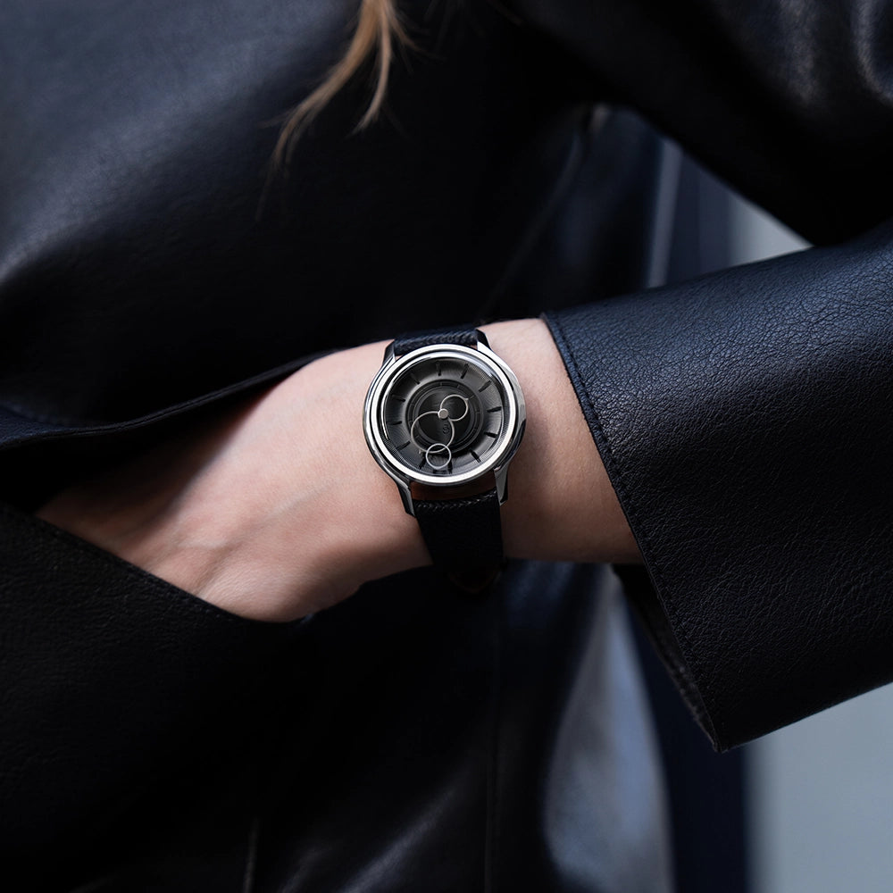 Montre Beaubleu La Pièce cadran noir avec bracelet cuir grainé noir portée au poignet