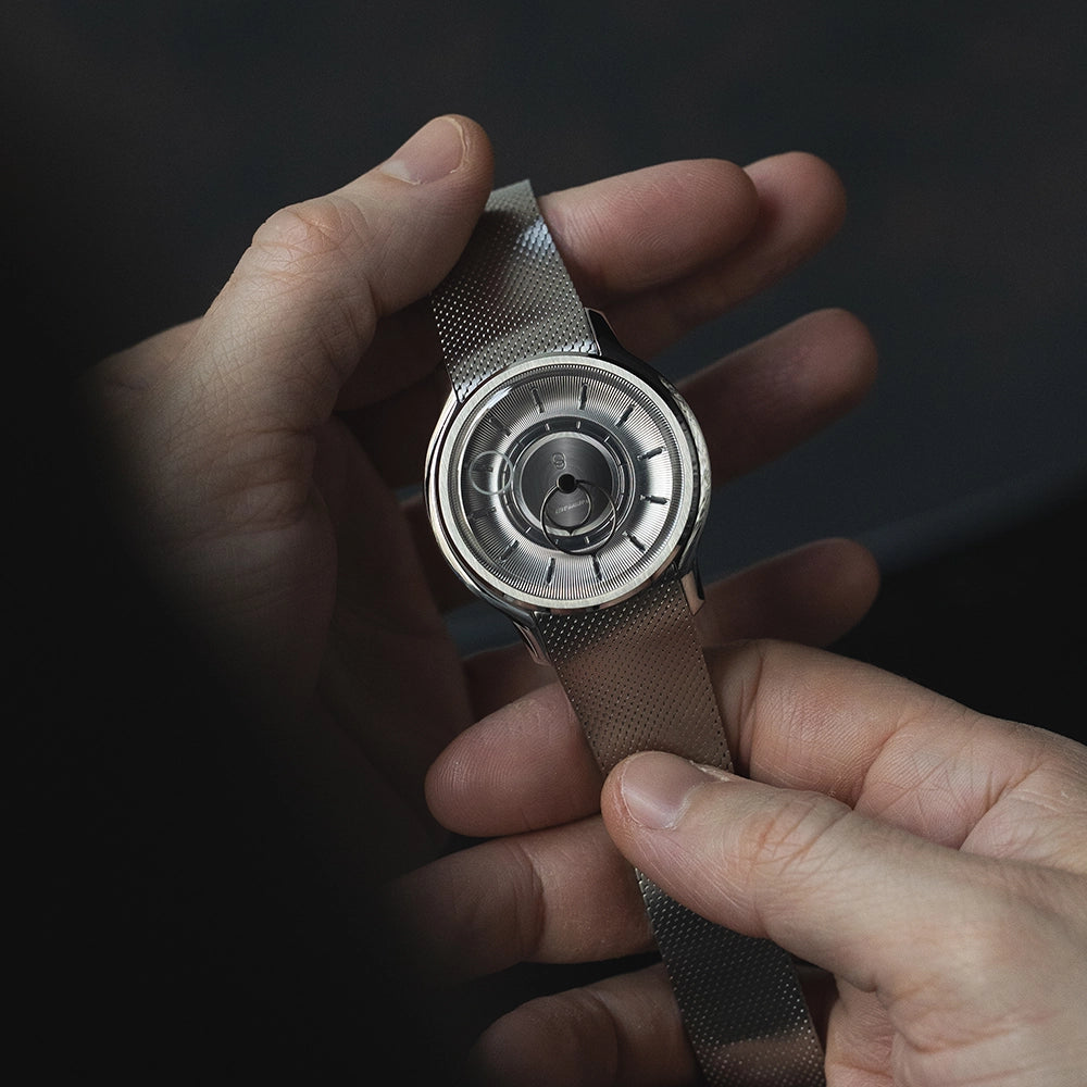 Montre La Pièce Argent de Beaubleu avec bracelet acier tenue dans les mains