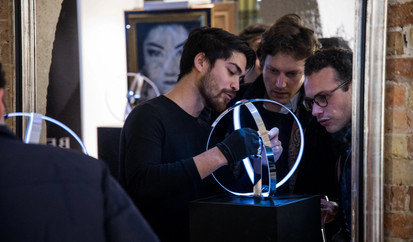 Nicolas pham présente la montre beaubleu lors de l'inauguration de la marque