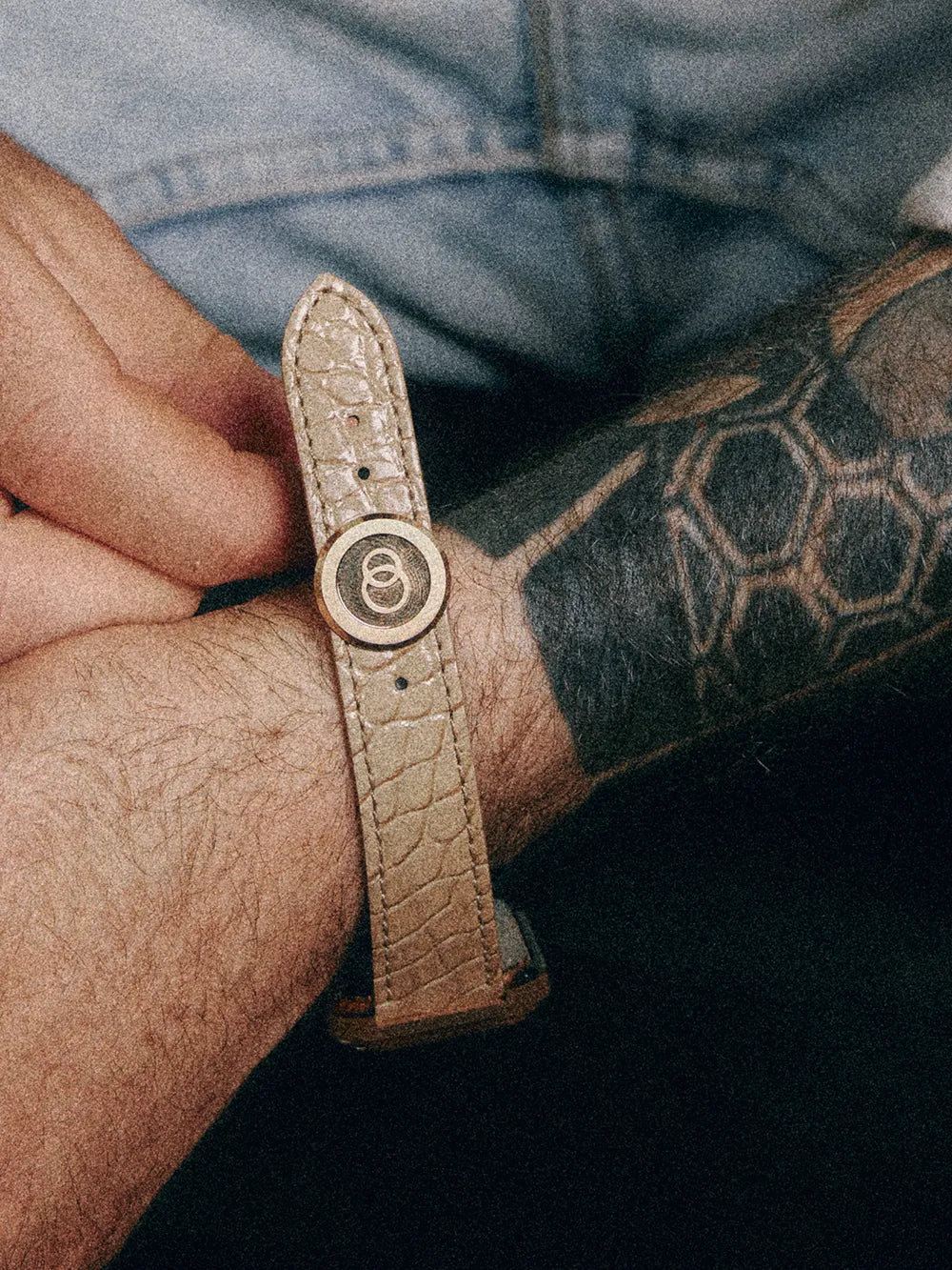 Gros plan sur le bracelet Flat White en alligator, mettant en valeur ses reliefs, ses nuances et sa boucle signée Beaubleu.