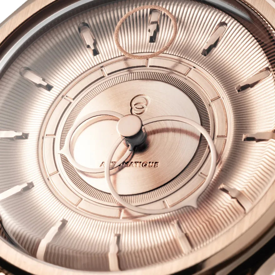 Gros plan sur le cadran or rose de la montre La Pièce Or Rose