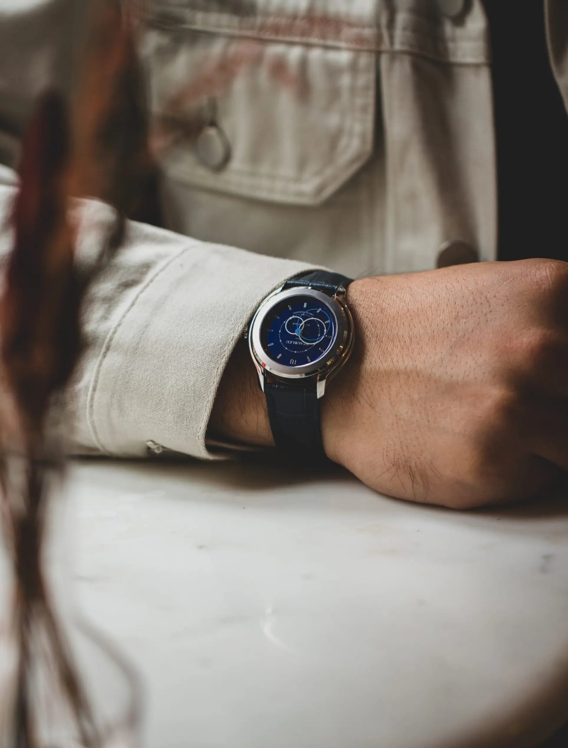 Montre Brio Bleu sur poignet avec bracelet cuir noir