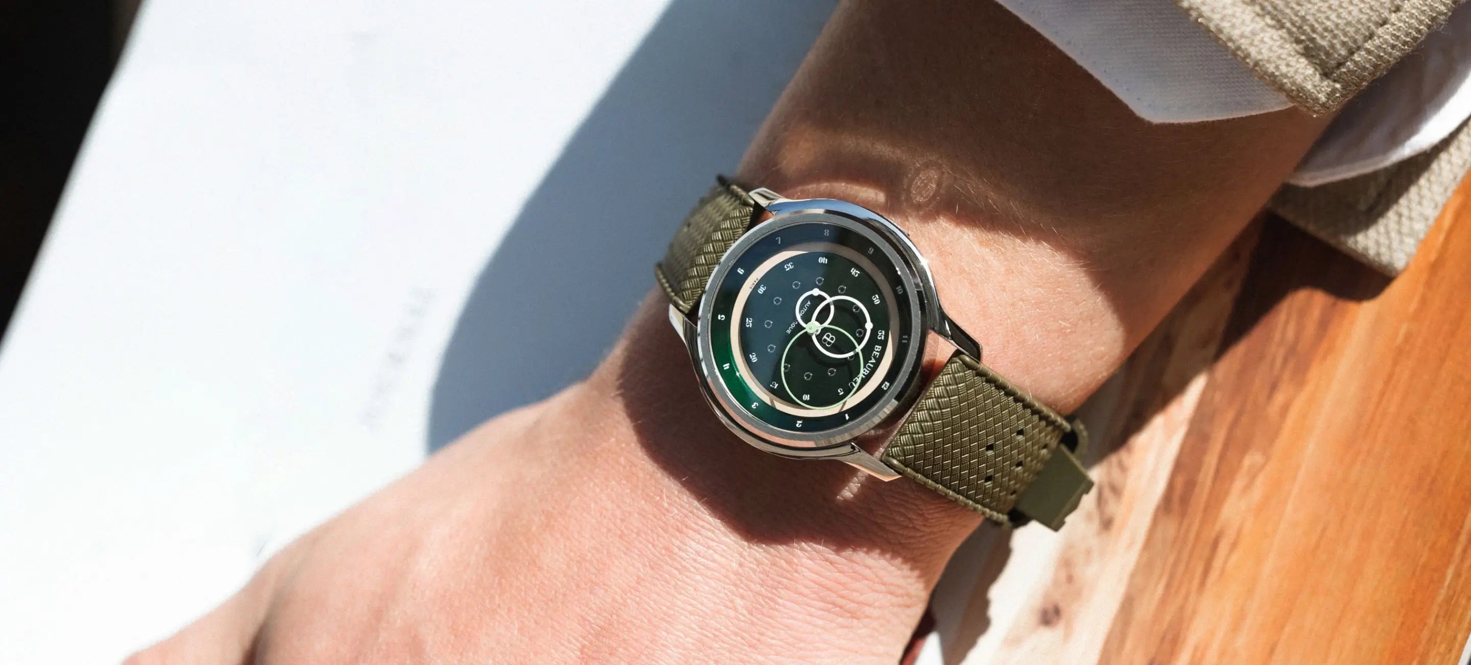 Montre Vitruve GMT Green avec un bracelet tropic khaki au poignet d'un homme