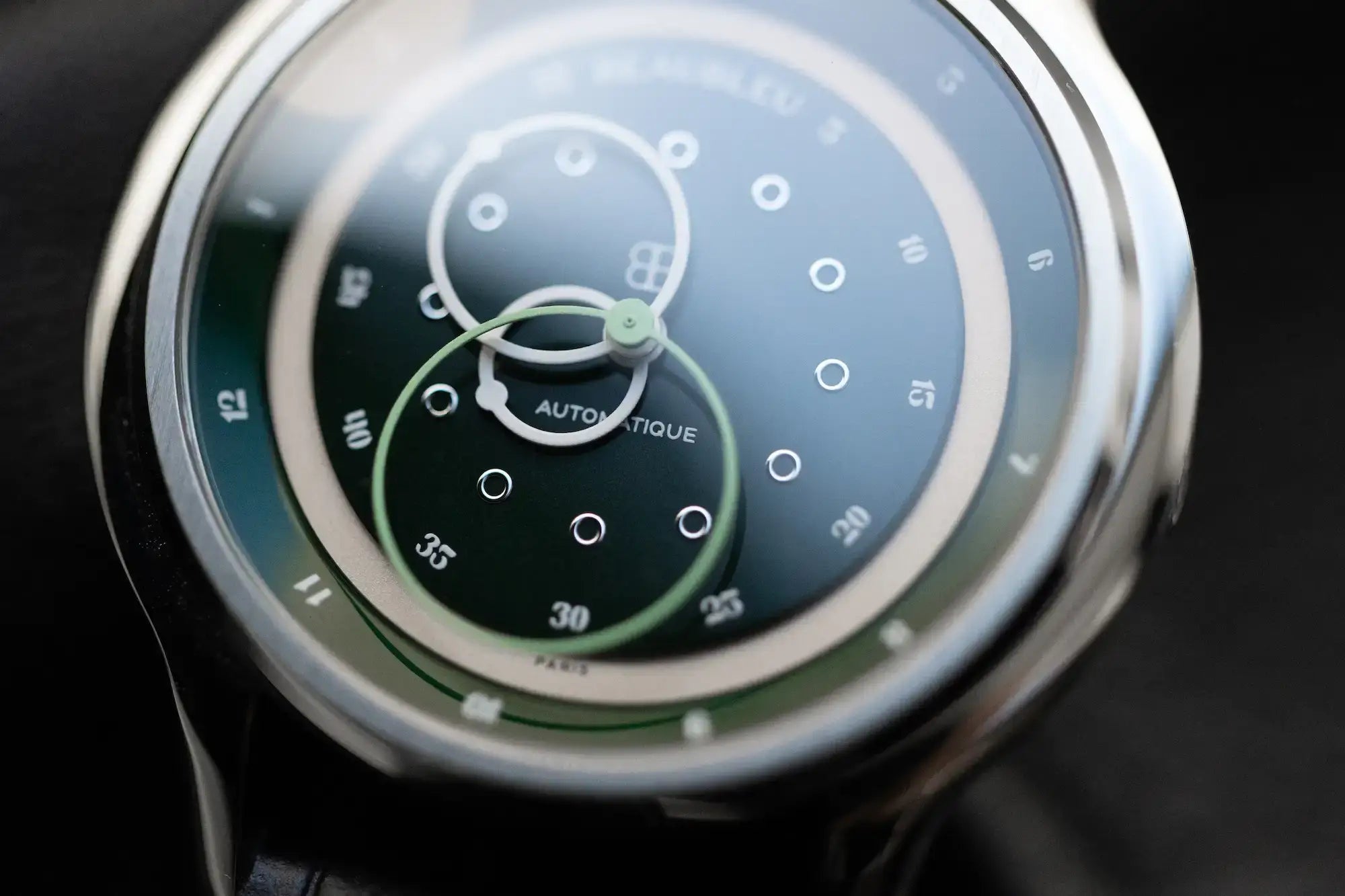 Gros plan sur le cadran de la montre Vitruve GMT Green