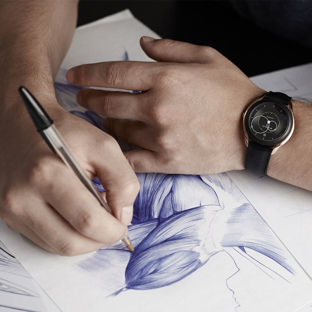 Photo d'un homme dessinant tout en portant une montre Beaubleu