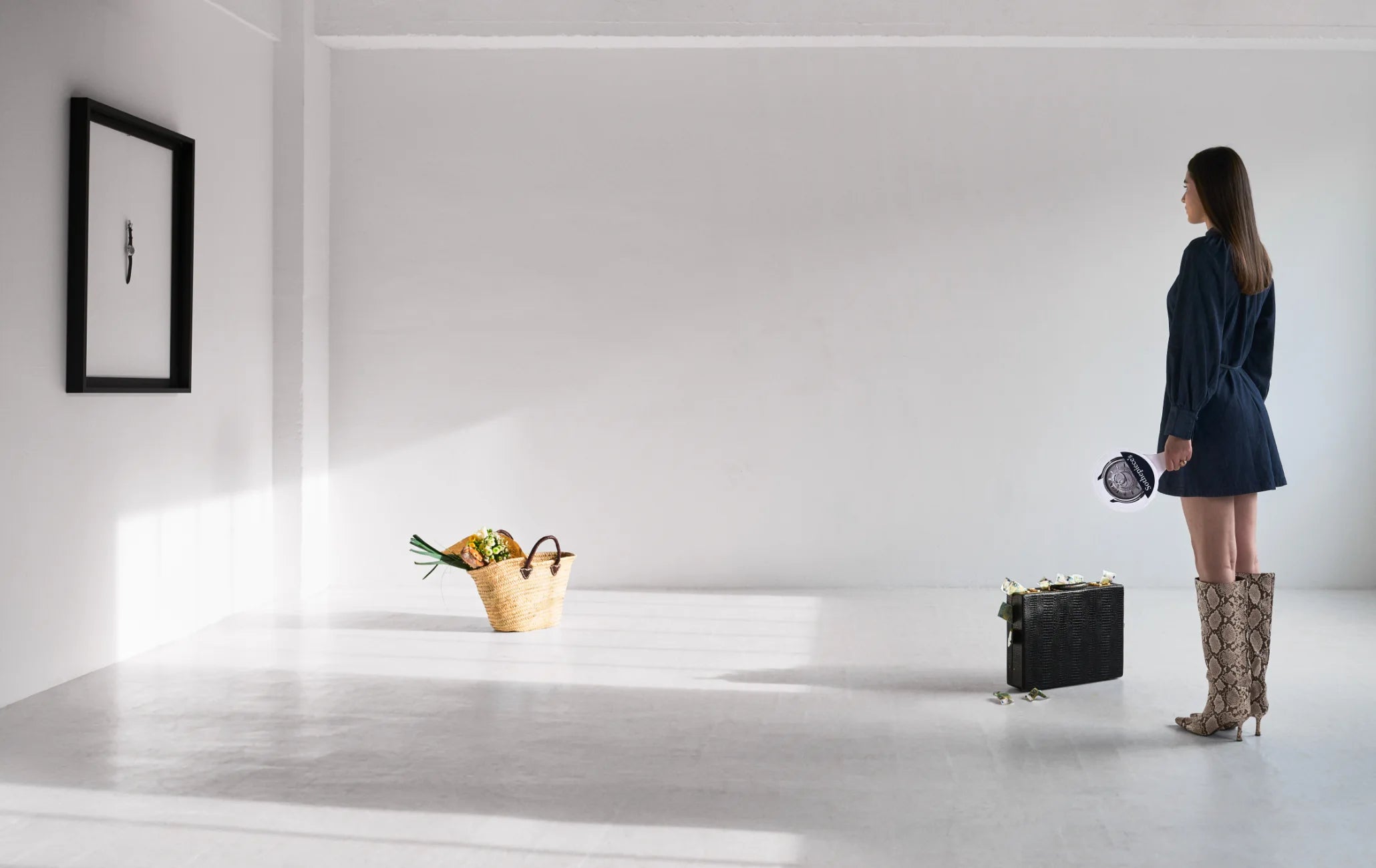 Montre La Pièce Argent de Beaubleu accrochée dans un tableau regardé par une femme