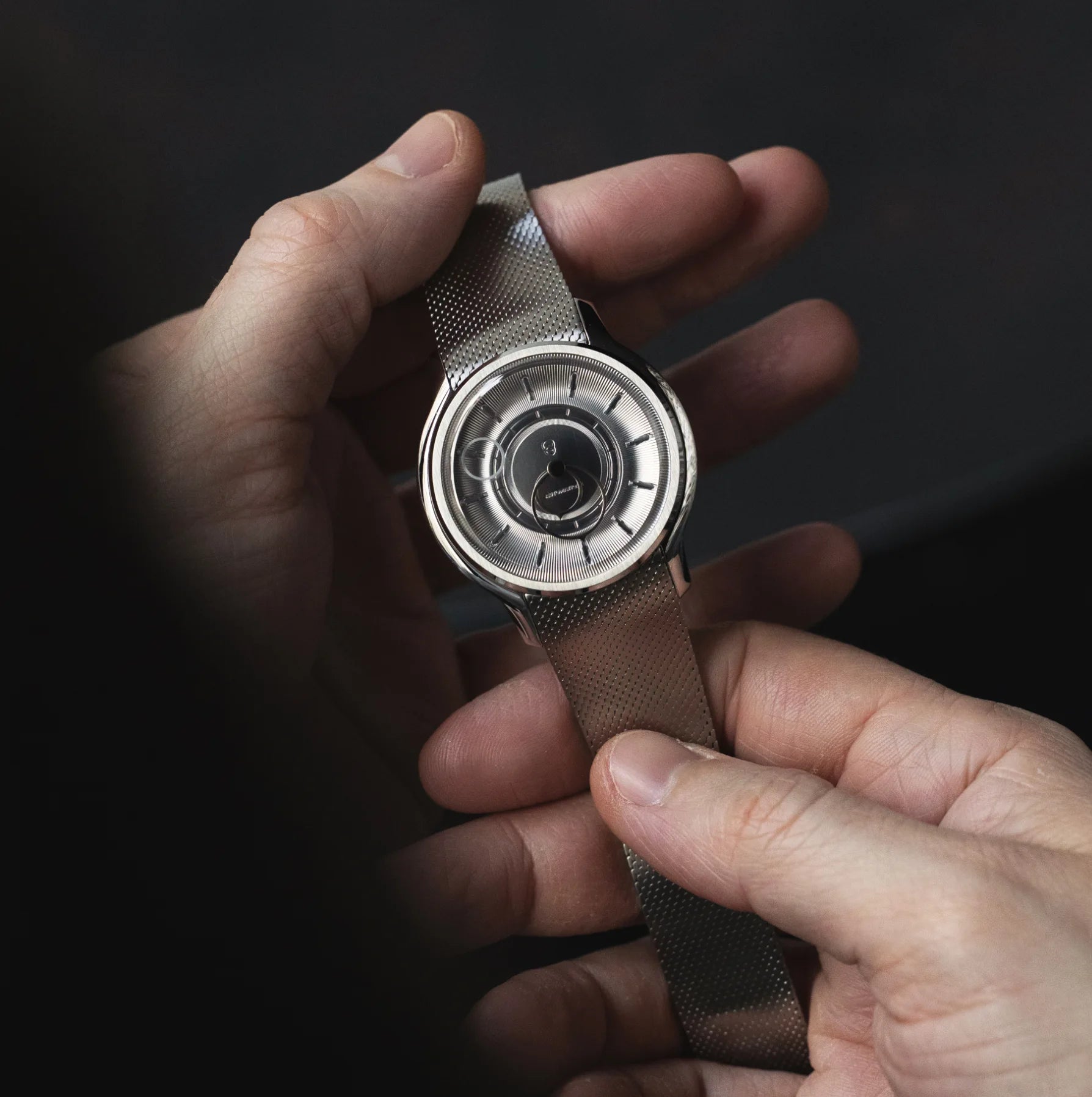 Montre La Pièce Argent de Beaubleu avec bracelet acier tenue dans les mains