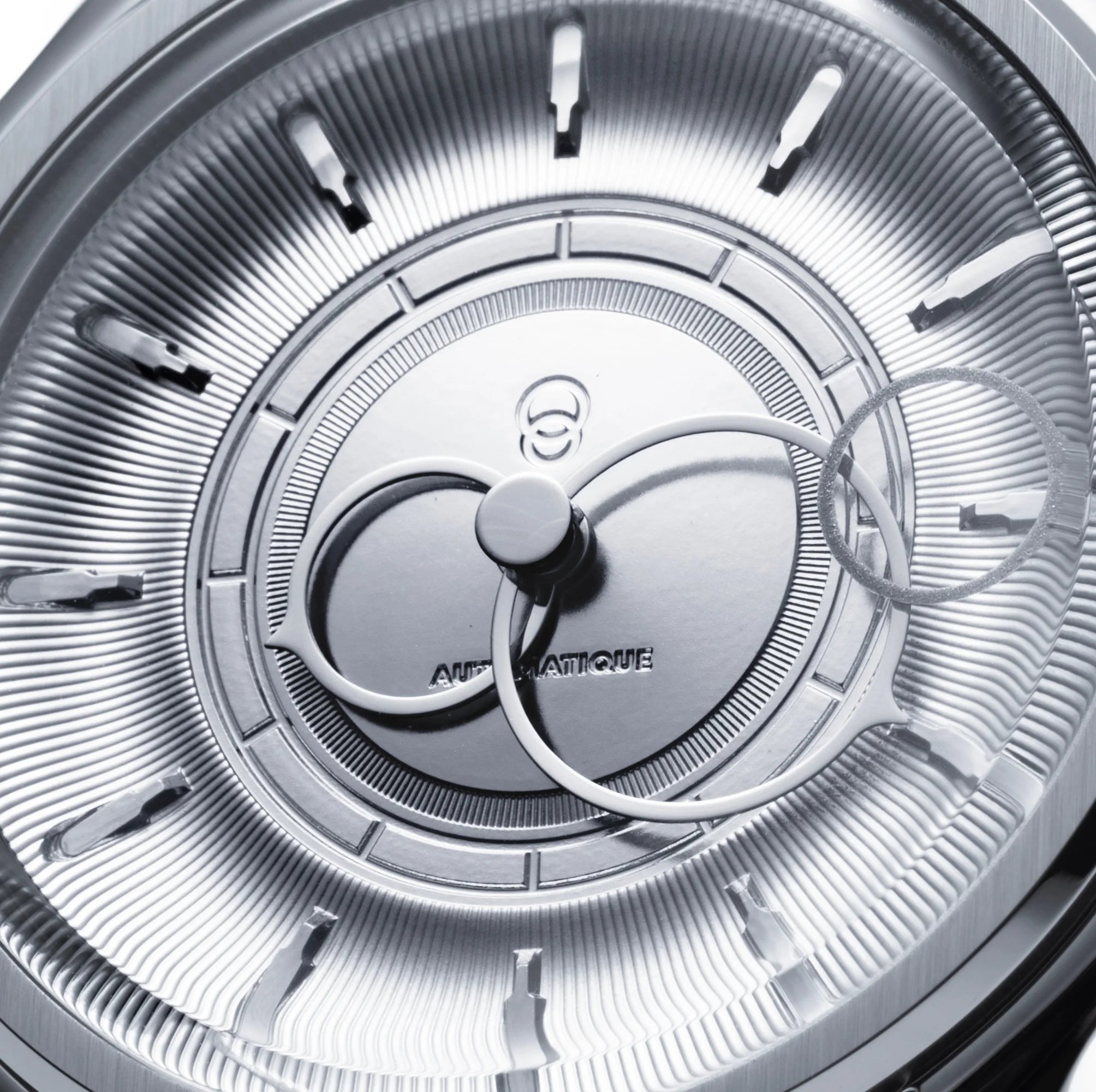 Gros plan sur le cadran acier de la montre La Pièce Argent