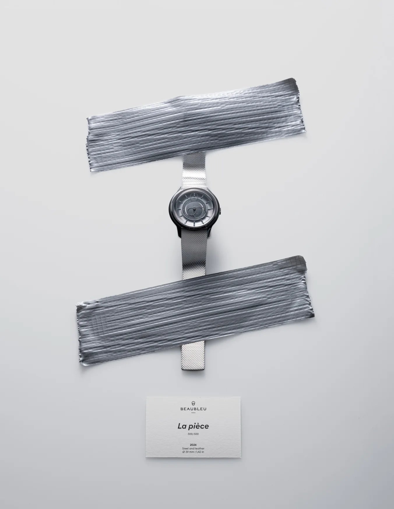 Montre La Pièce Argent de Beaubleu fixée au mur avec du ruban adhésif