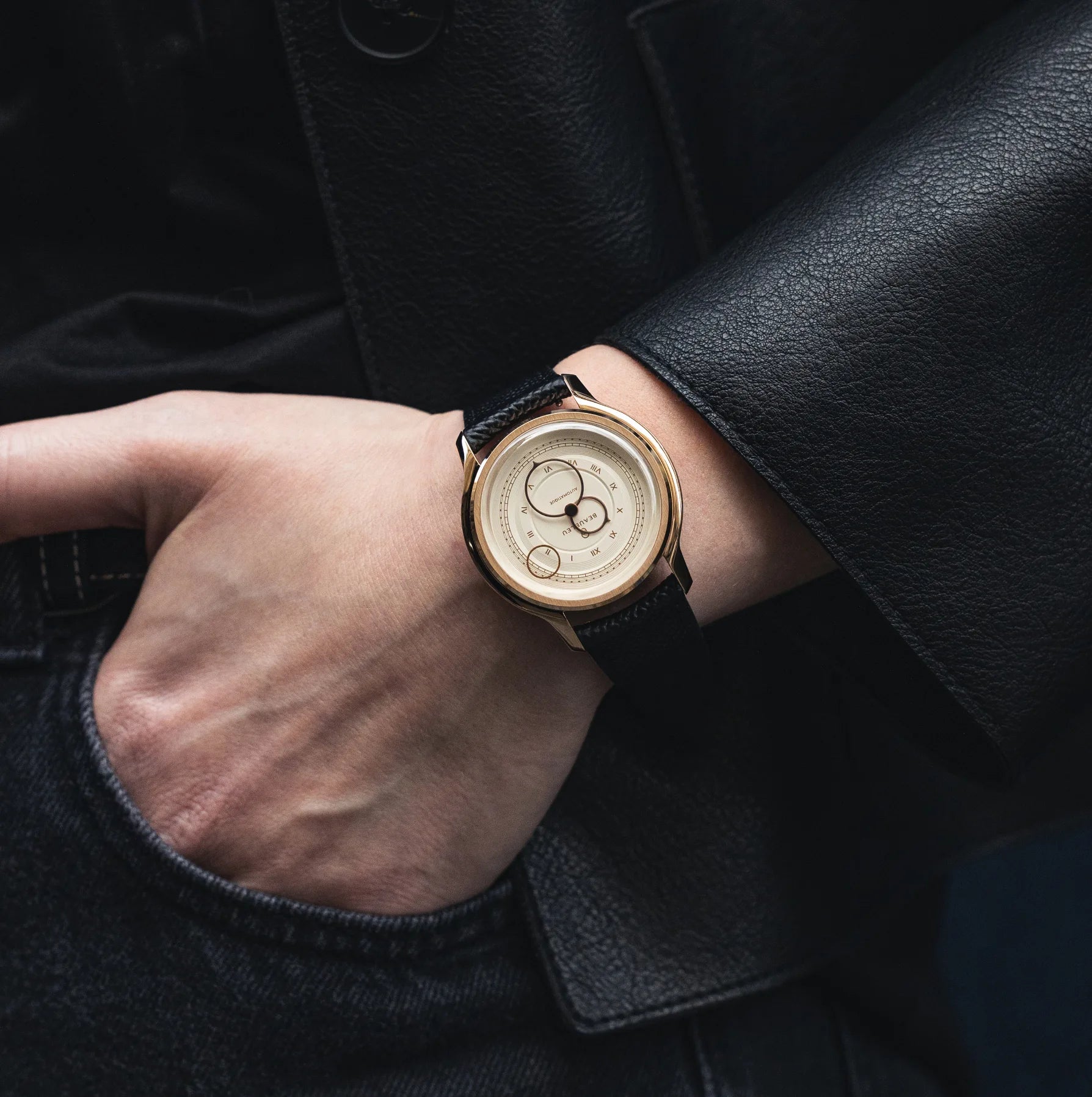 Montre Beaubleu La Pièce cadran crème avec bracelet cuir grainé portée au poignet