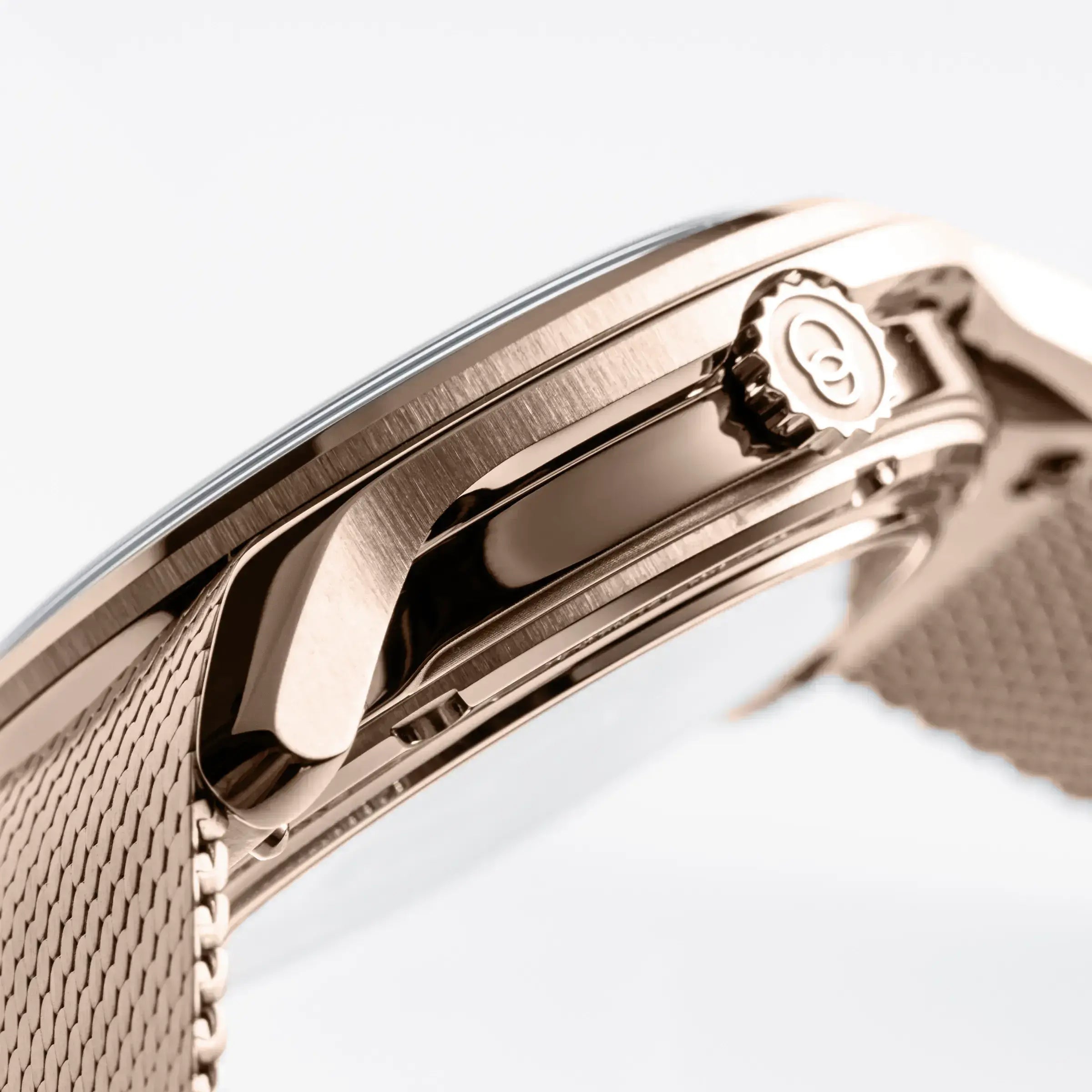 Profil de la montre La Pièce de Beaubleu avec couronne visible et boitier or rose