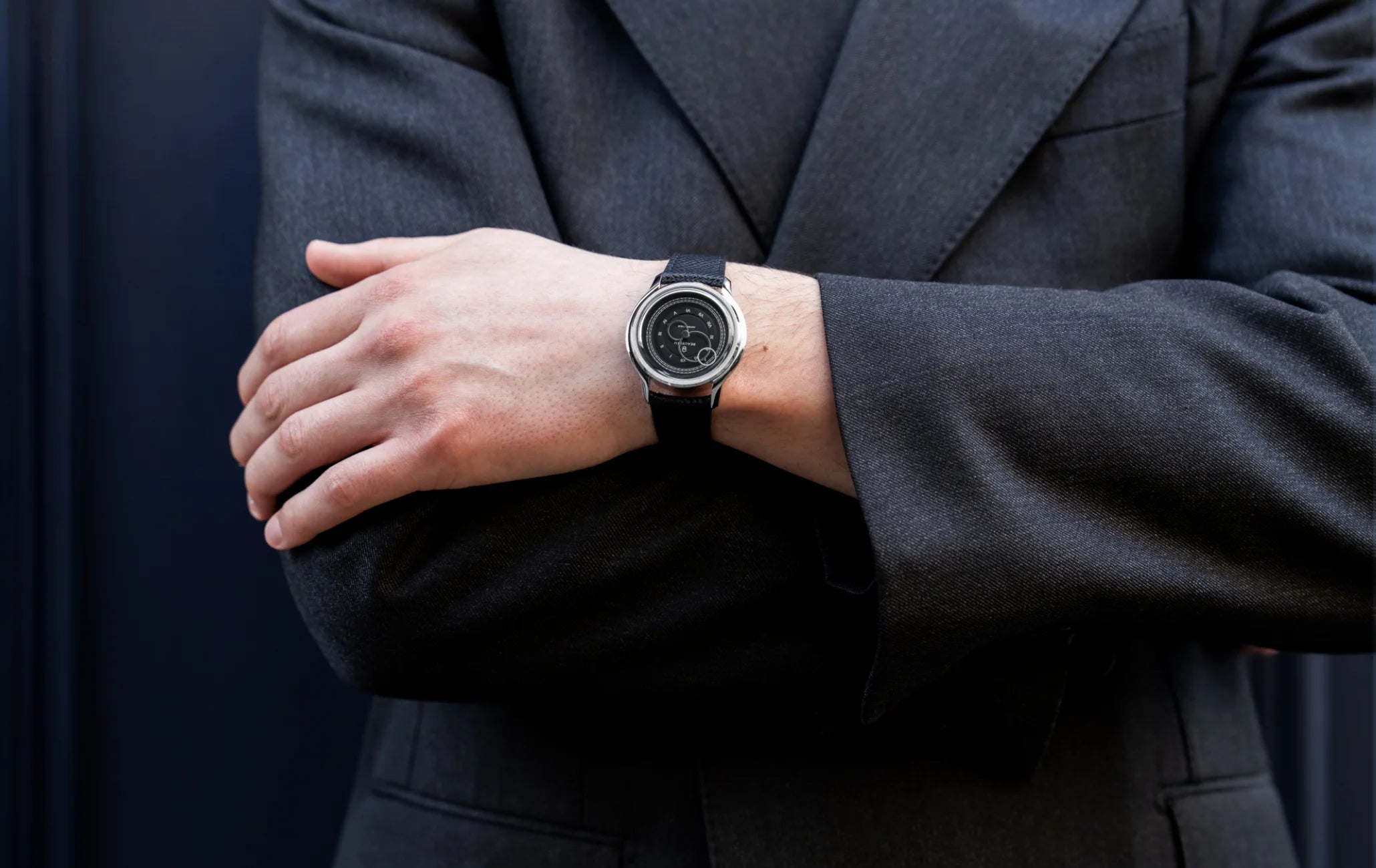 Montre Beaubleu La Pièce Graphite avec bracelet cuir grainé portée au poignet