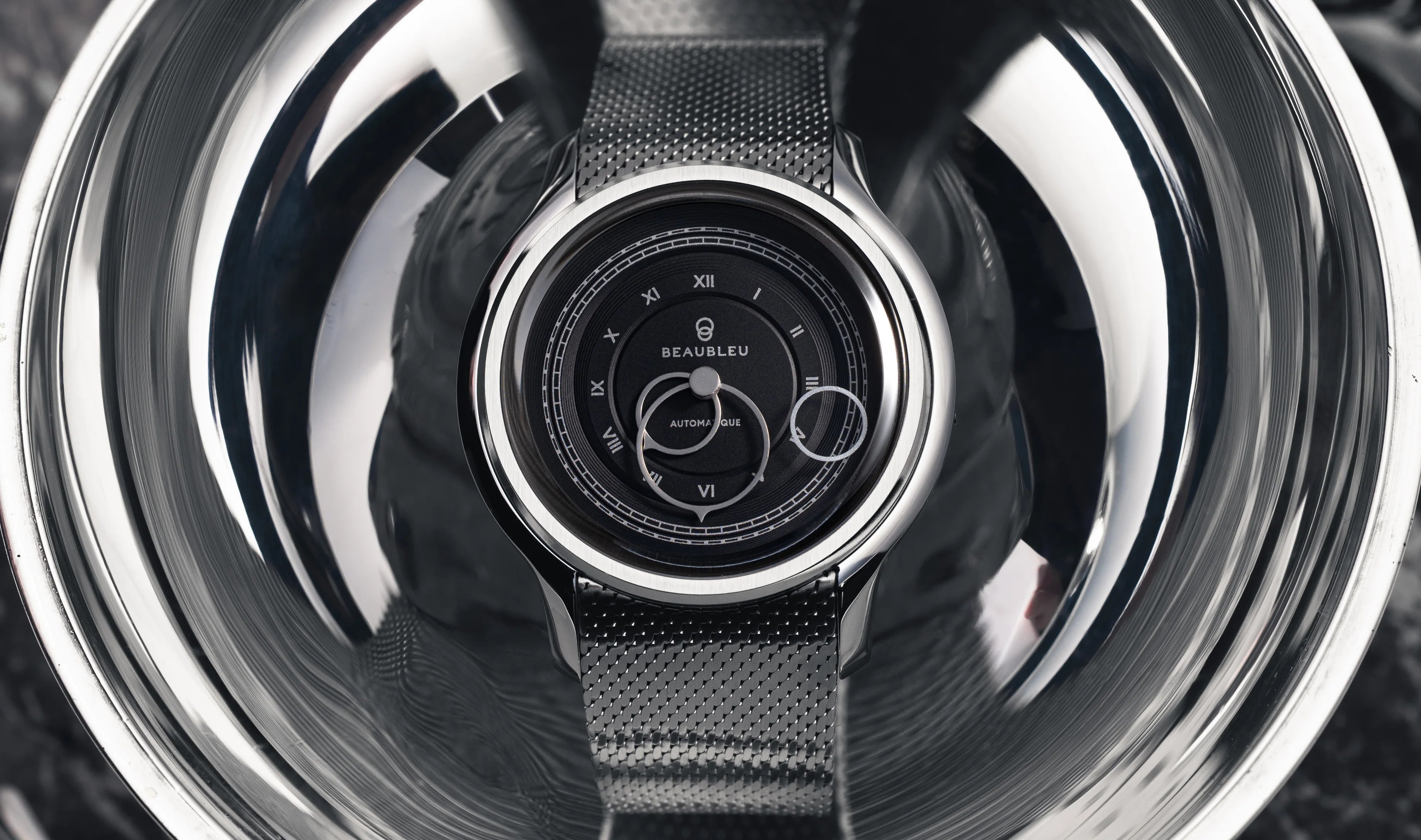 Montre La Pièce Graphite de Beaubleu cadran posée sur plateau en verre