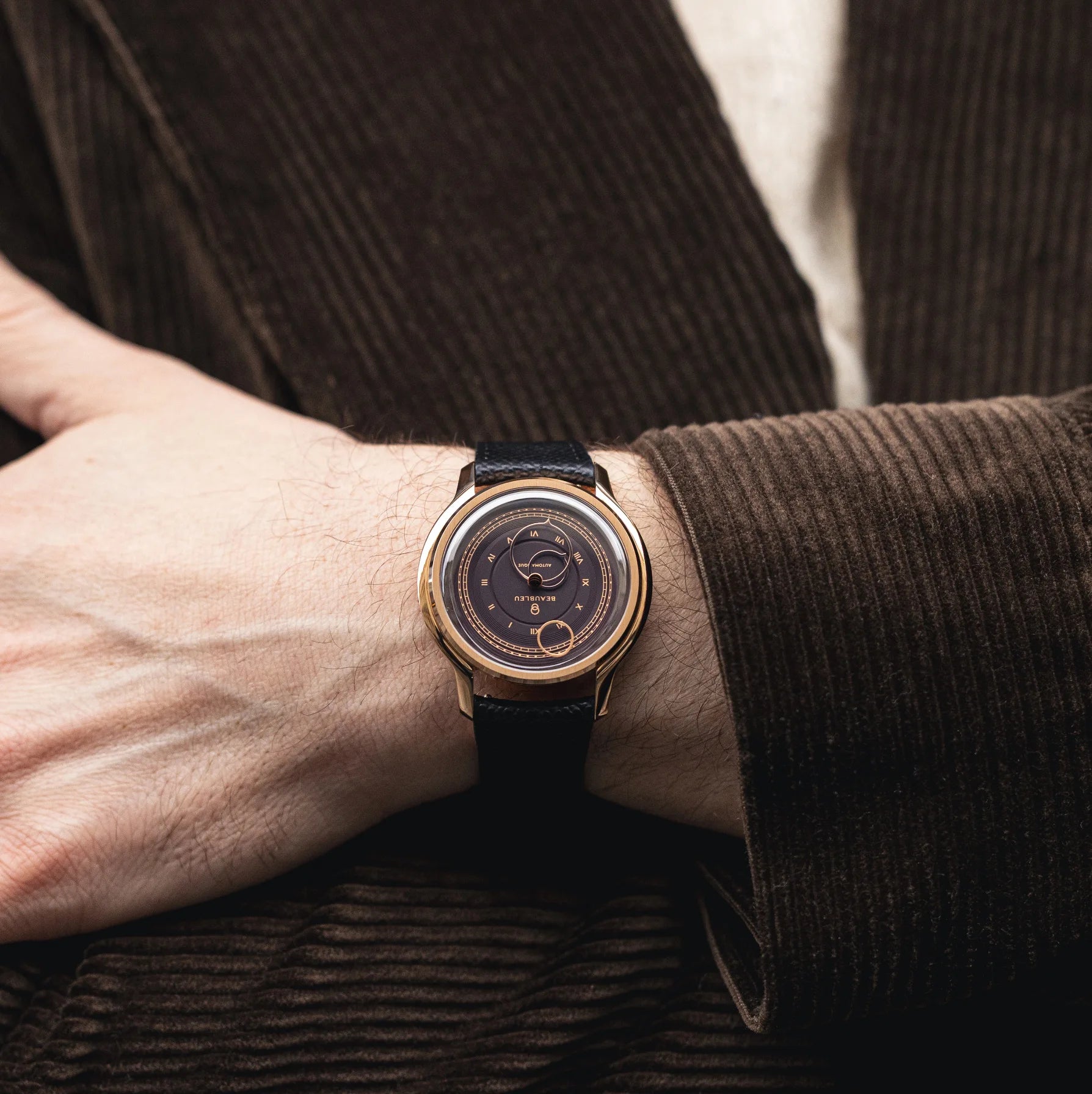 Montre Beaubleu La Pièce Moka avec bracelet cuir grainé portée au poignet