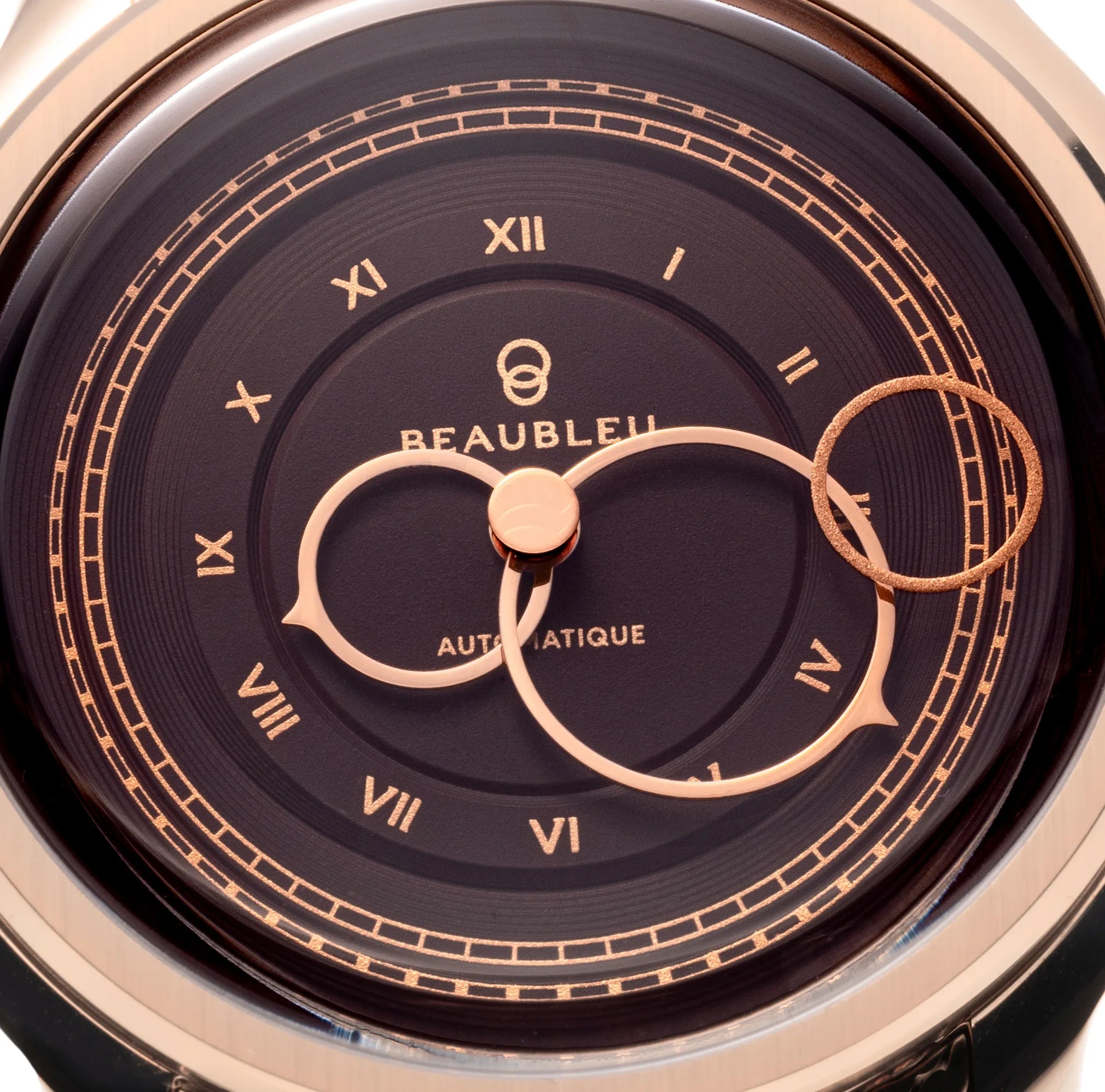 Gros plan sur le cadran marron de la montre La Pièce Moka