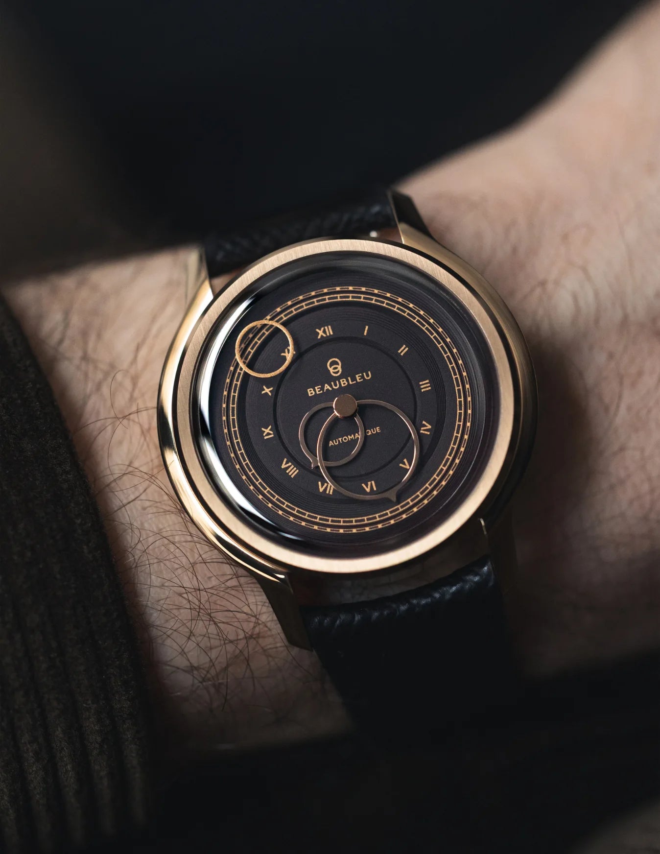 Montre Beaubleu La Pièce Moka avec bracelet cuir grainé portée au poignet