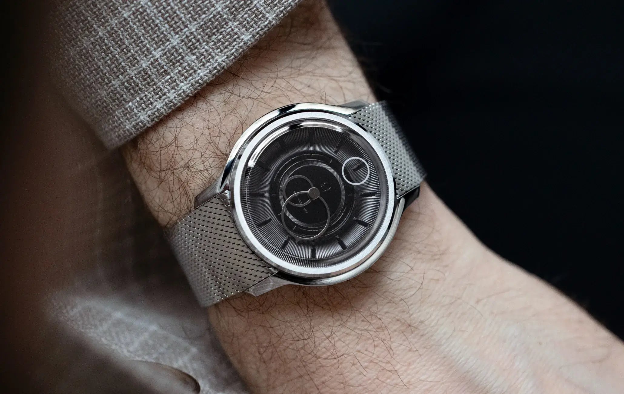 Montre Beaubleu La Pièce cadran noir avec bracelet acier portée sur un poignet masculin