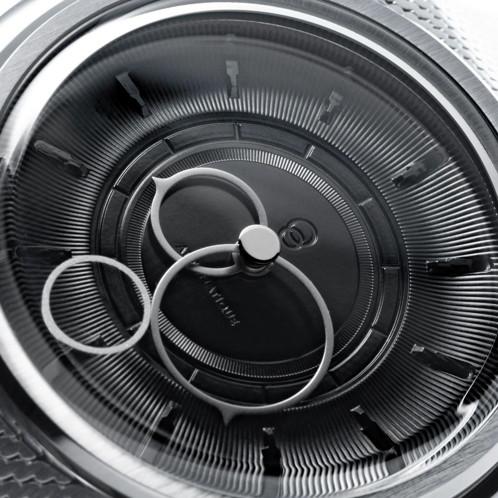 Gros plan sur le cadran noir de la montre La Pièce Noir