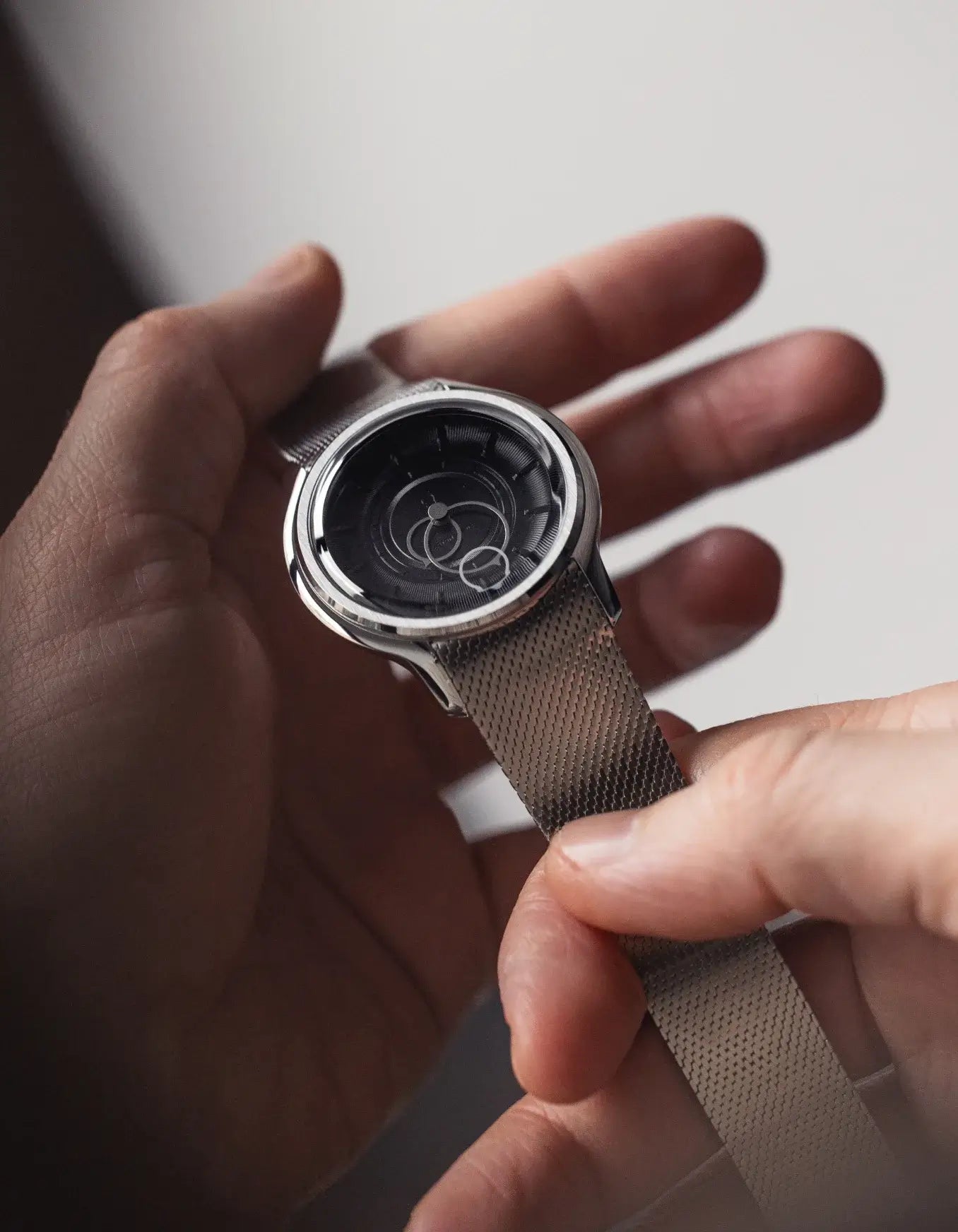 Montre La Pièce Noir de Beaubleu avec bracelet acier tenue dans les mains