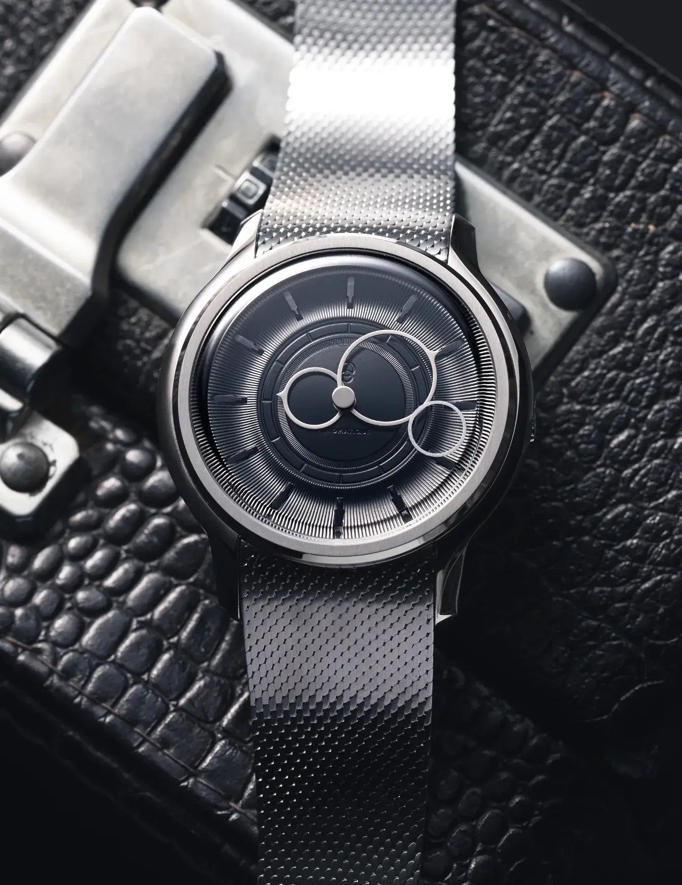 Montre La Pièce Noir de Beaubleu cadran noir posée sur une valise en cuir