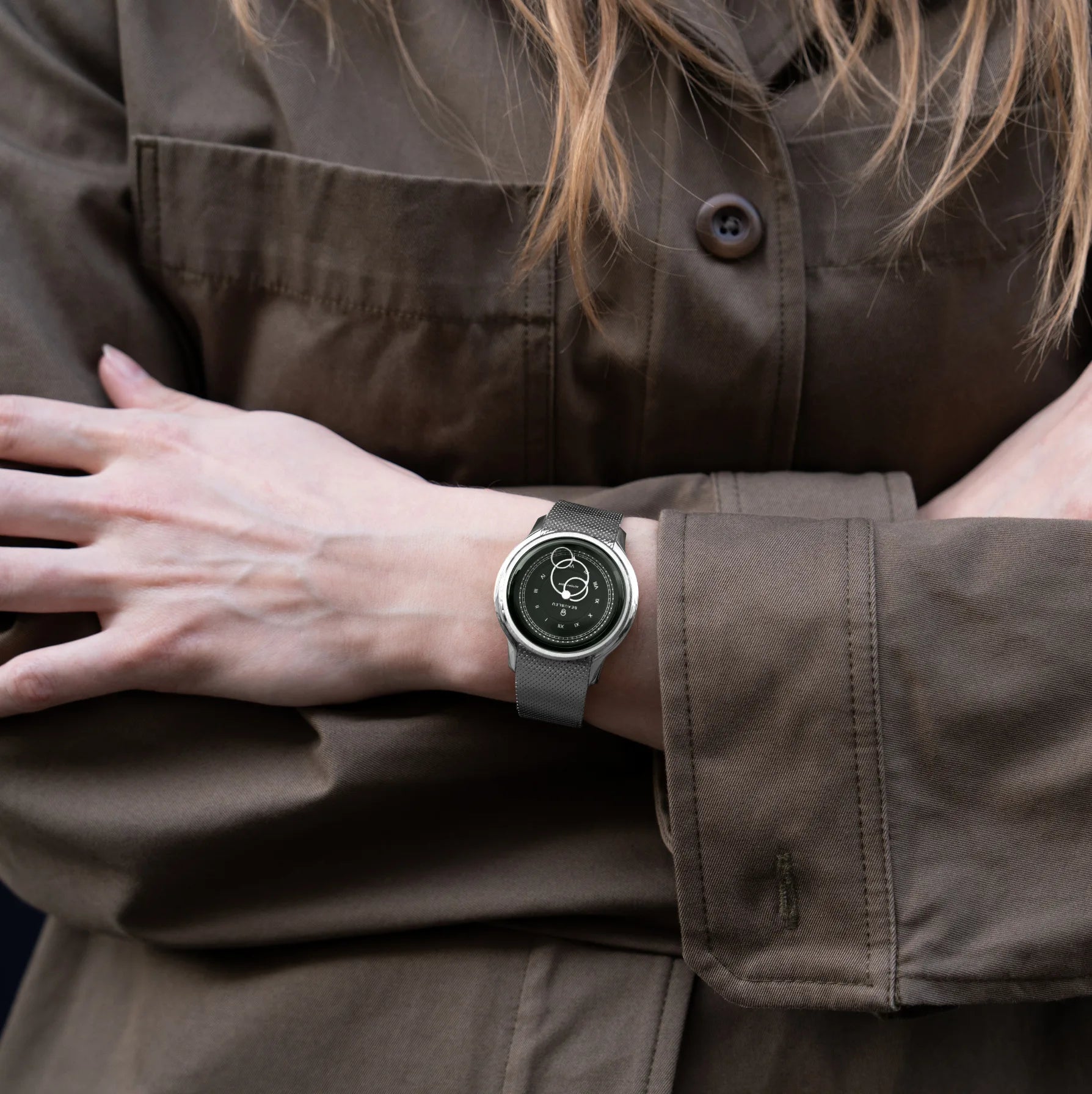 Montre Beaubleu La Pièce Olive avec bracelet acier portée sur un poignet féminin