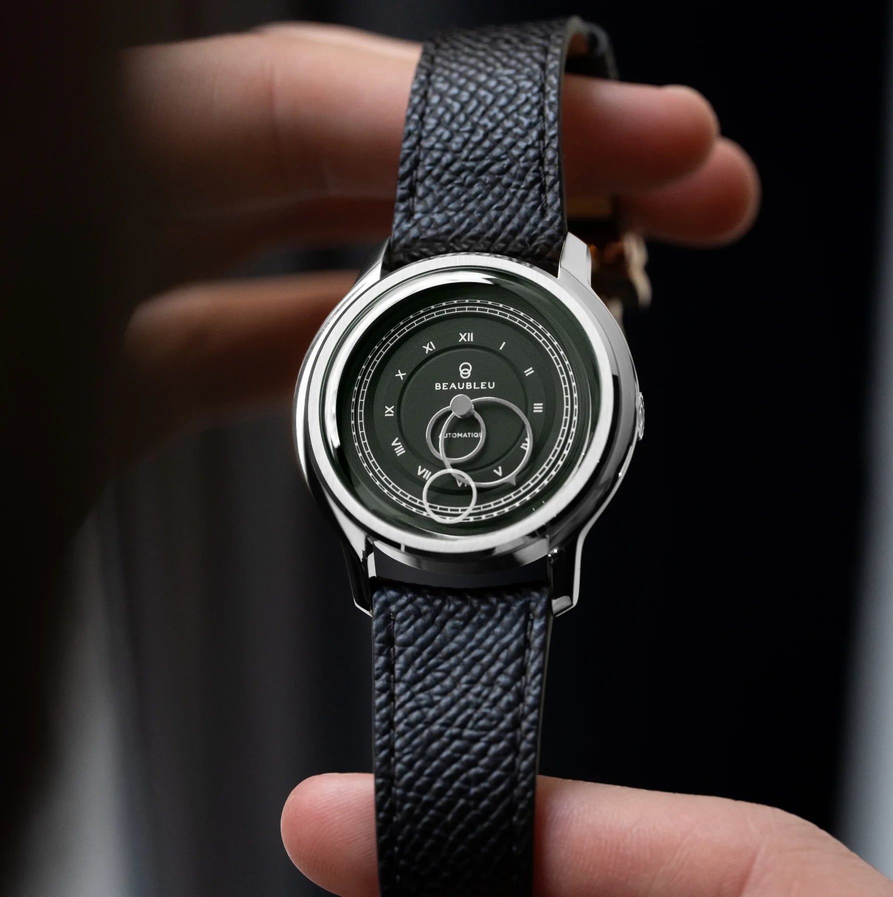 Montre La Pièce Olive de Beaubleu avec bracelet cuir grainé tenue dans les mains