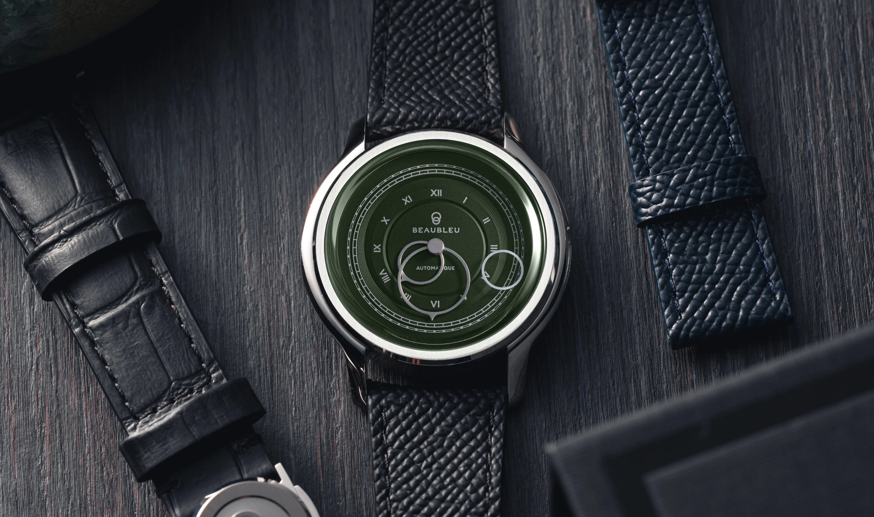 Montre La Pièce Olive de Beaubleu cadran vert posée à côté de bracelets en cuir