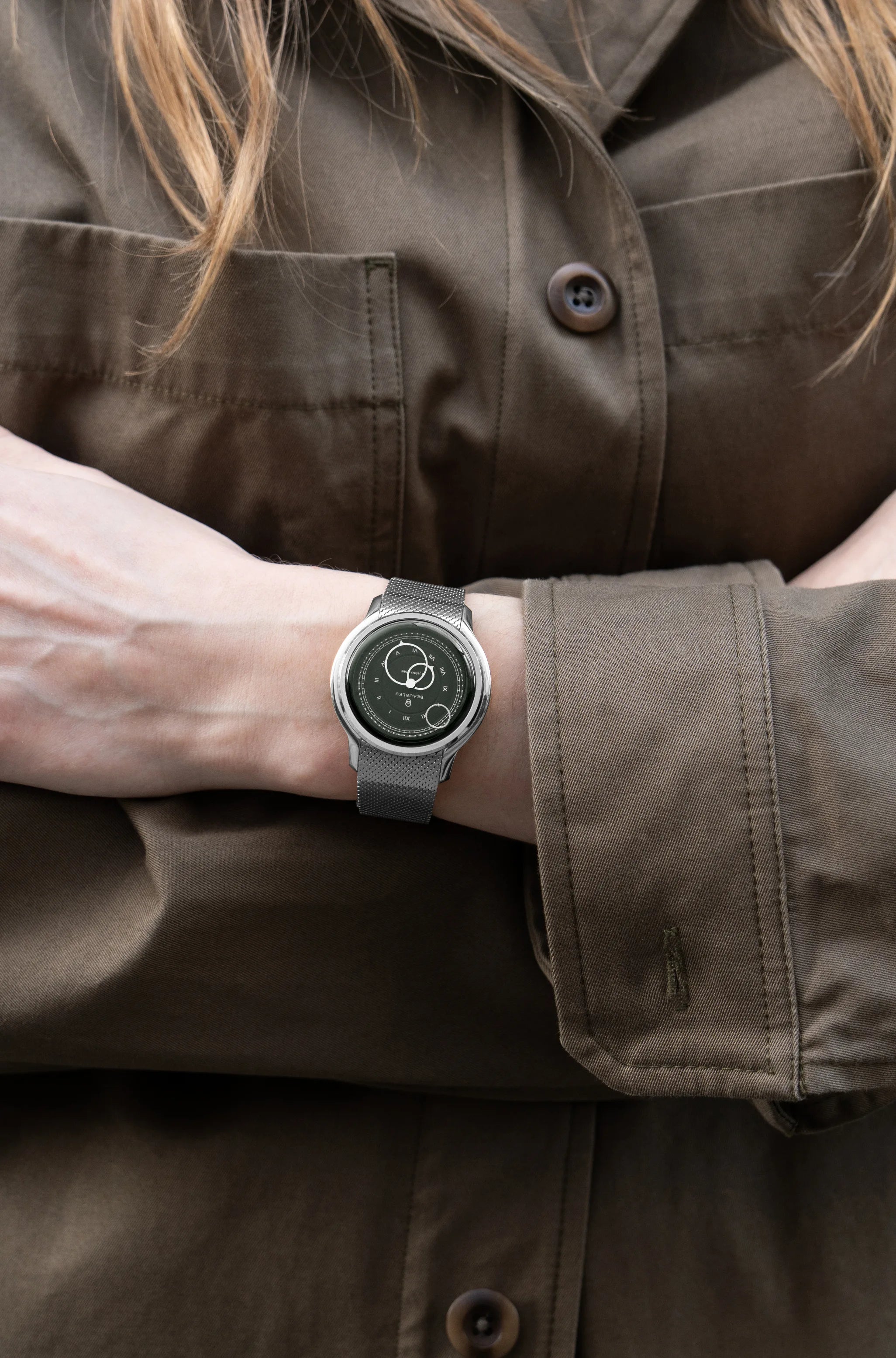 Montre Beaubleu La Pièce Olive bracelet acier portée au poignet