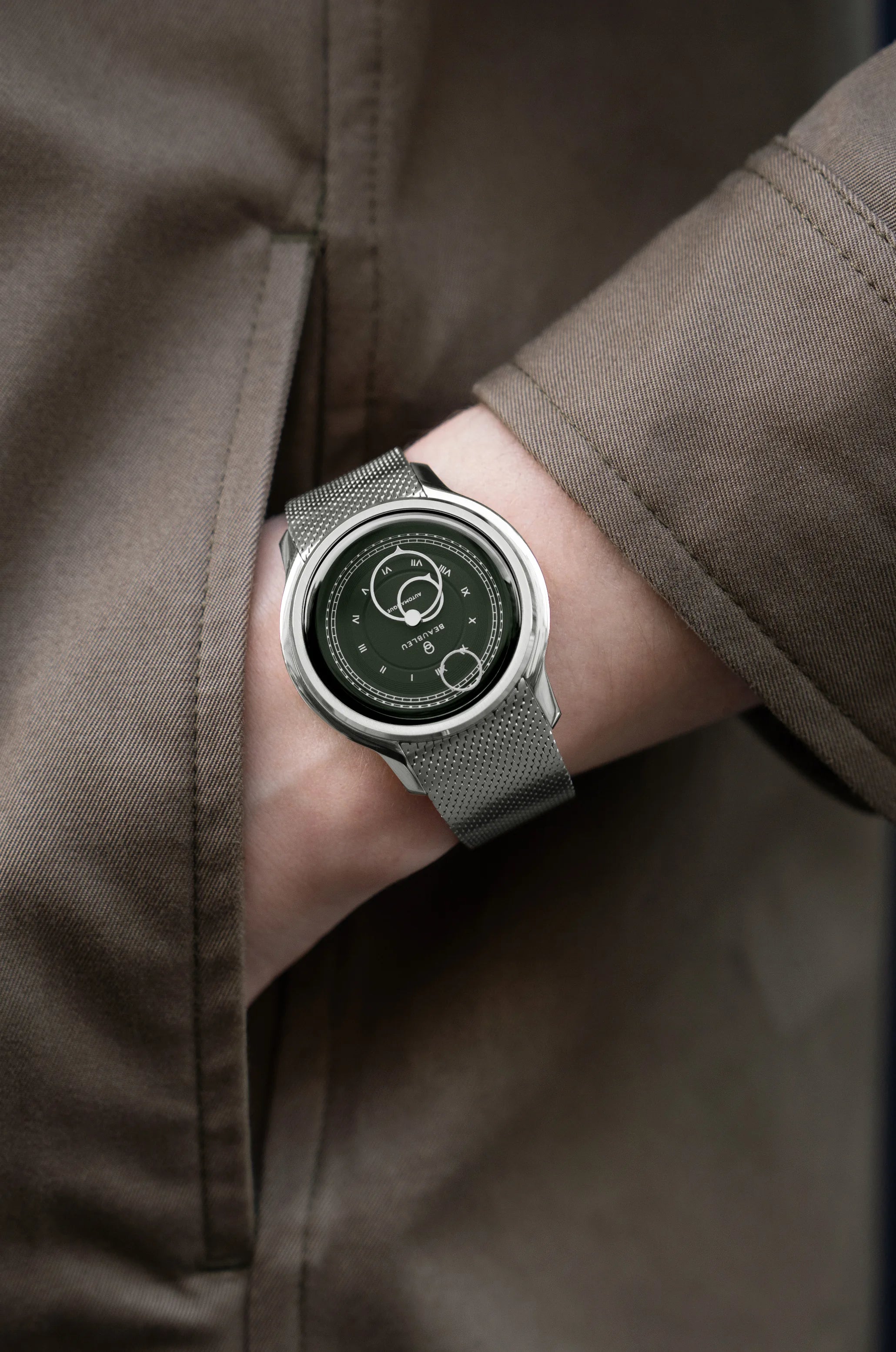 Montre Beaubleu La Pièce Olive avec bracelet acier portée au poignet