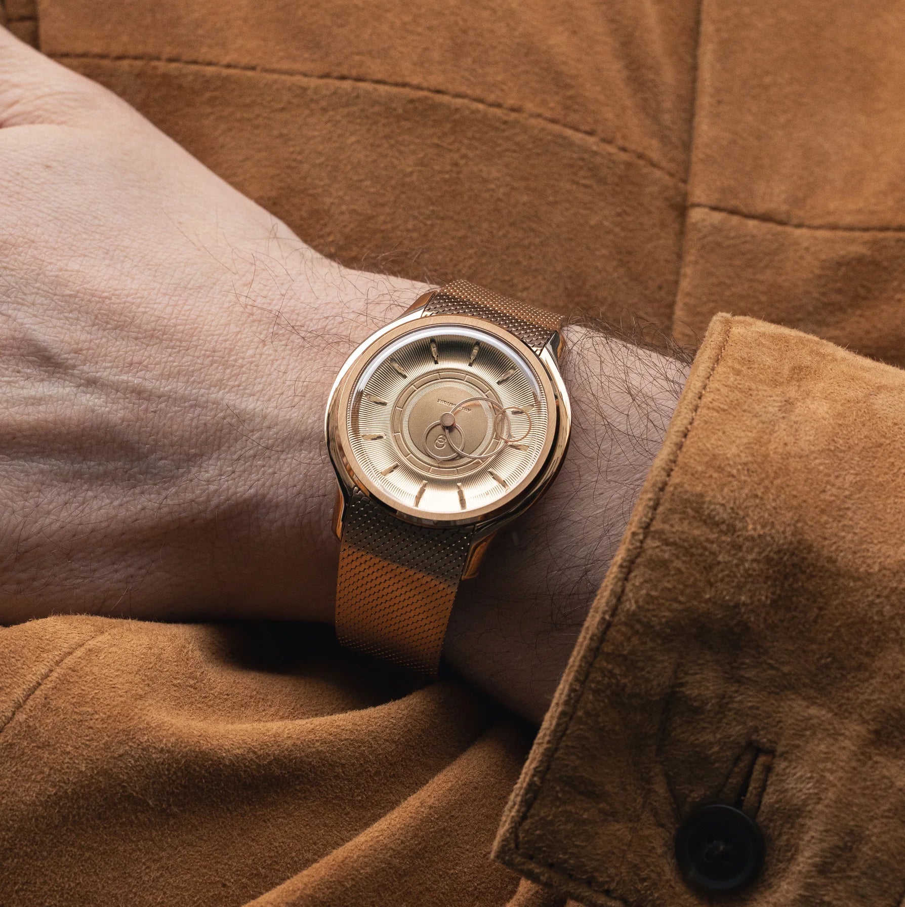 Montre Beaubleu La Pièce cadran or rose avec bracelet acier portée au poignet