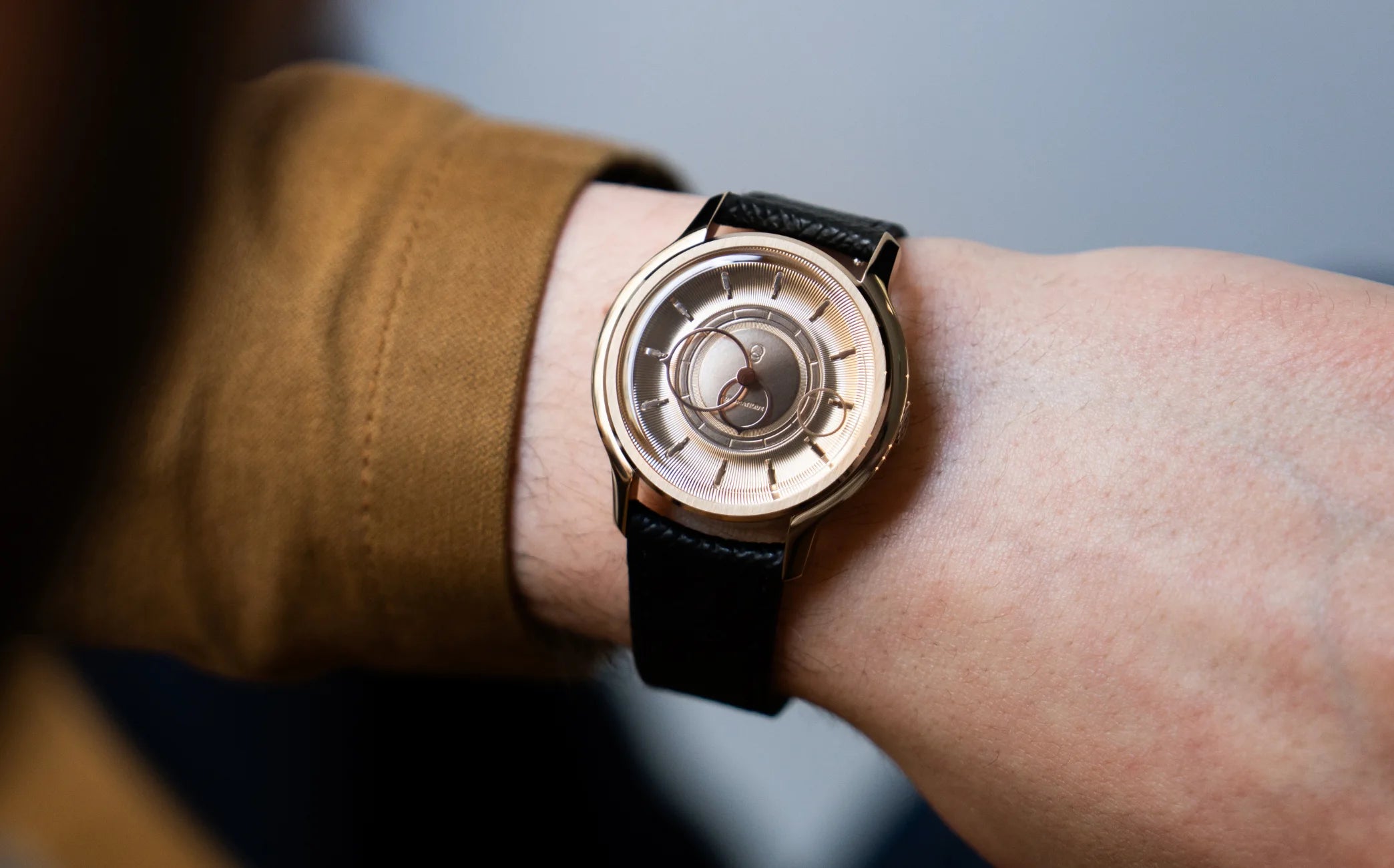 Montre Beaubleu La Pièce cadran or rose avec bracelet cuir grainé noir portée au poignet