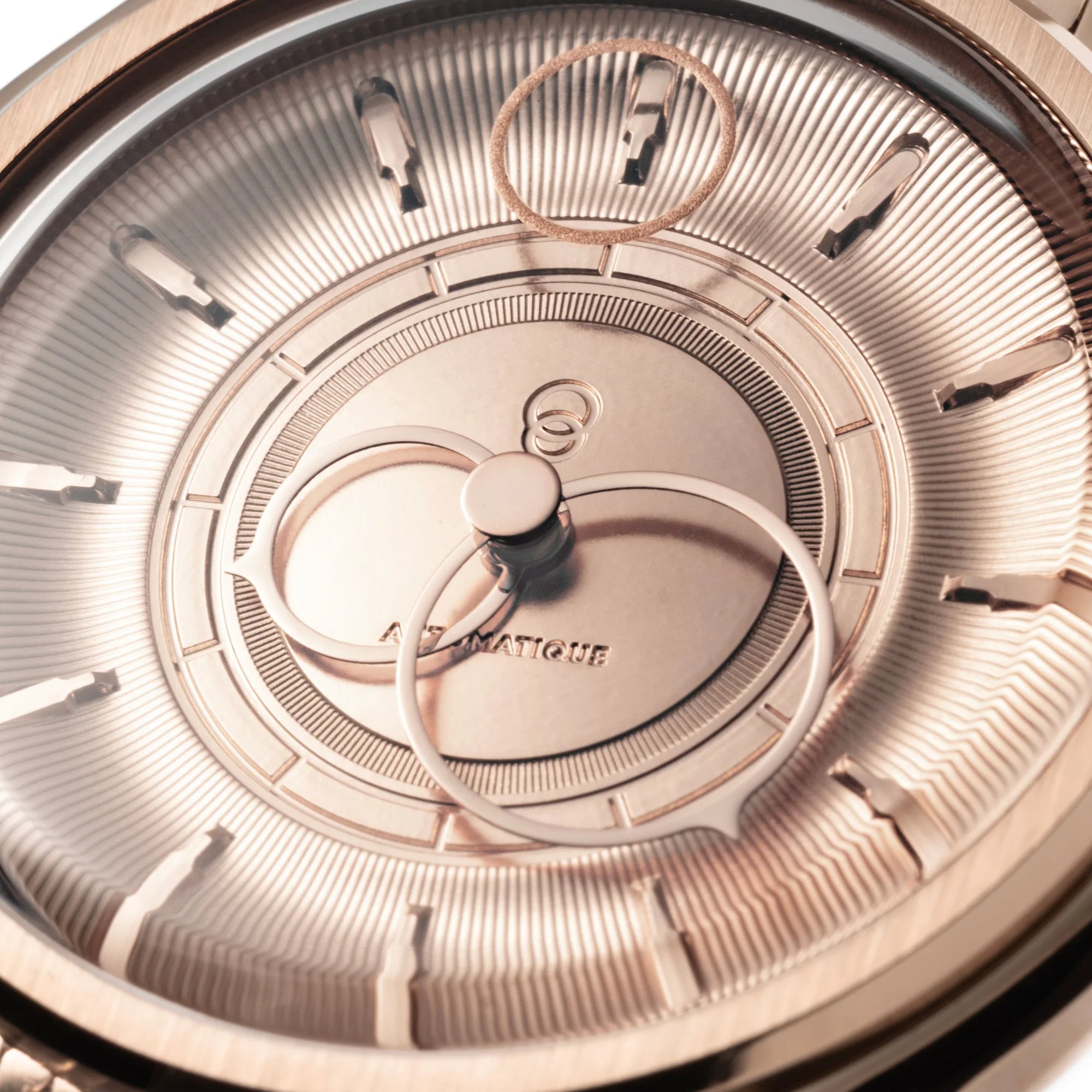Gros plan sur le cadran or rose de la montre La Pièce Or Rose