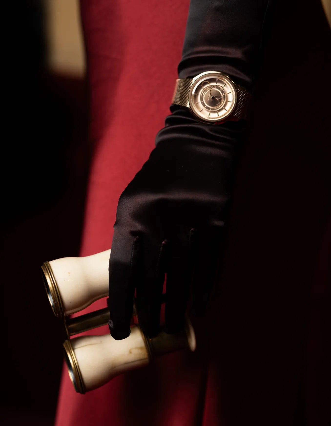 Montre Beaubleu La Pièce Or Rose avec bracelet acier portée au poignet d'une femme avec des gants noirs