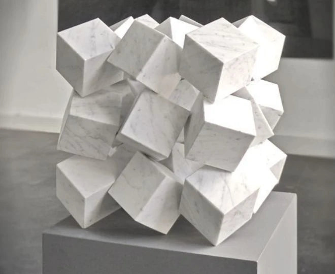 sculpture moderne faite de cubes en marbre